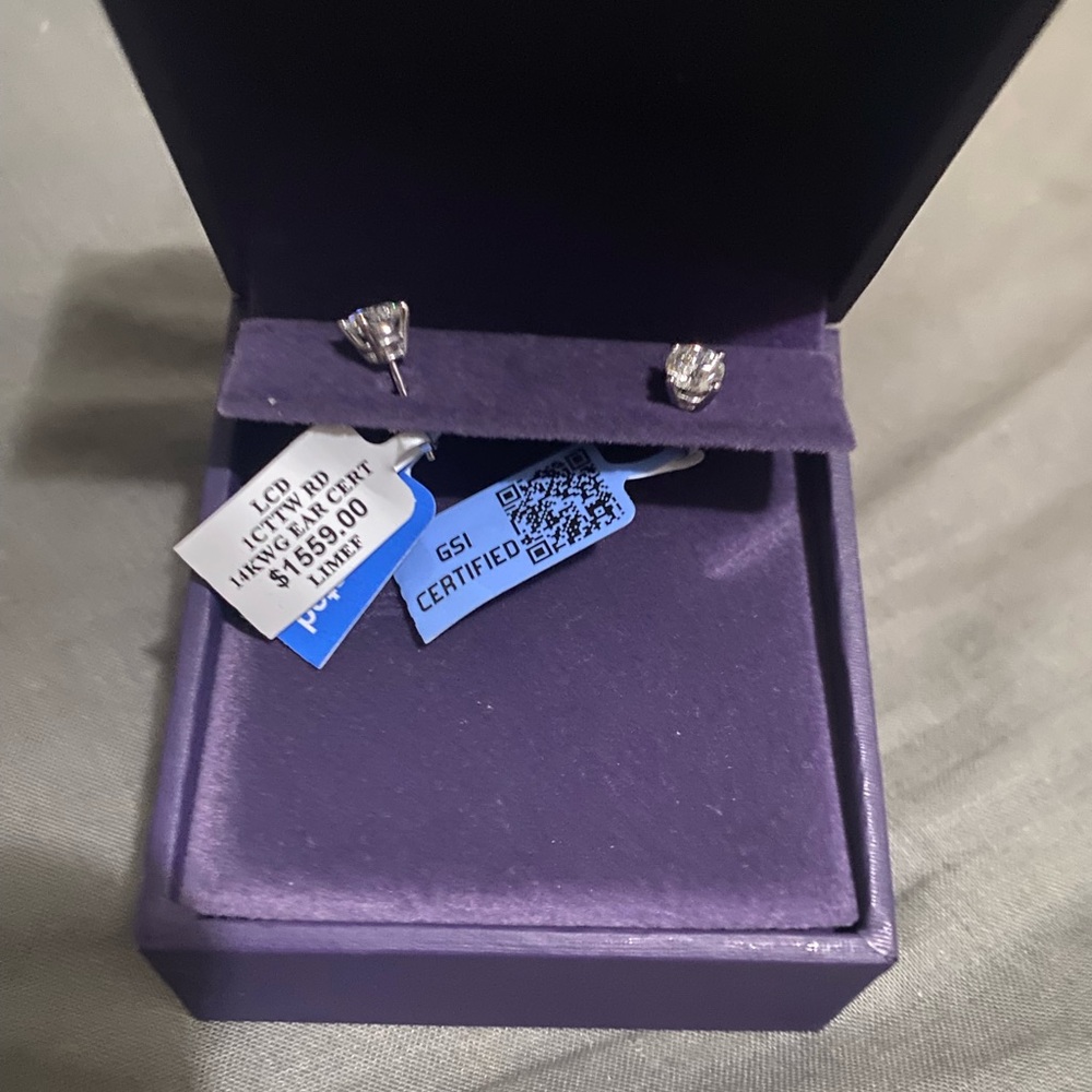 Elegant 14k white gold diamond Stud Earrings